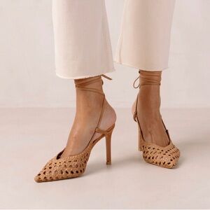 NWT ALOHAS Sandstorm Leather Heel (Camel, Brown)